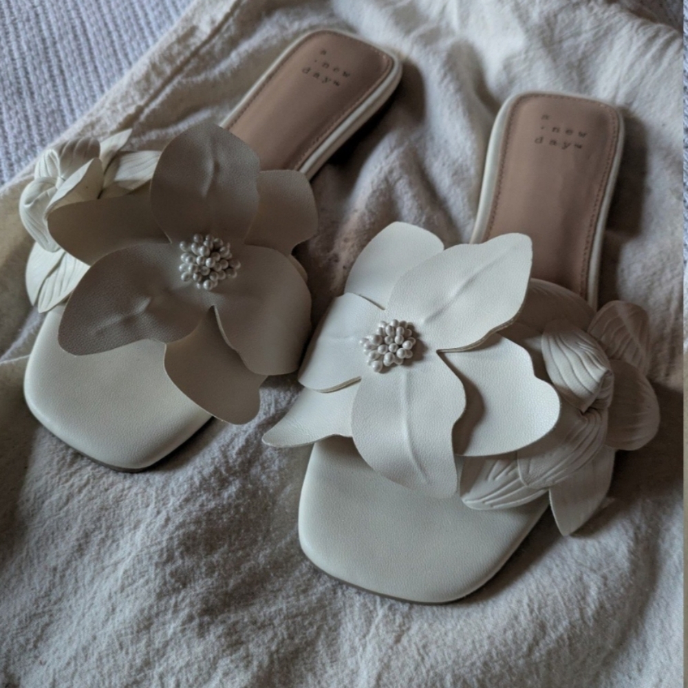 White Flower Sandals